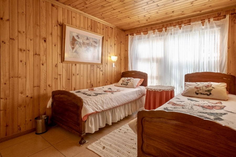 4 Bedroom Property for Sale in Herolds Bay Western Cape